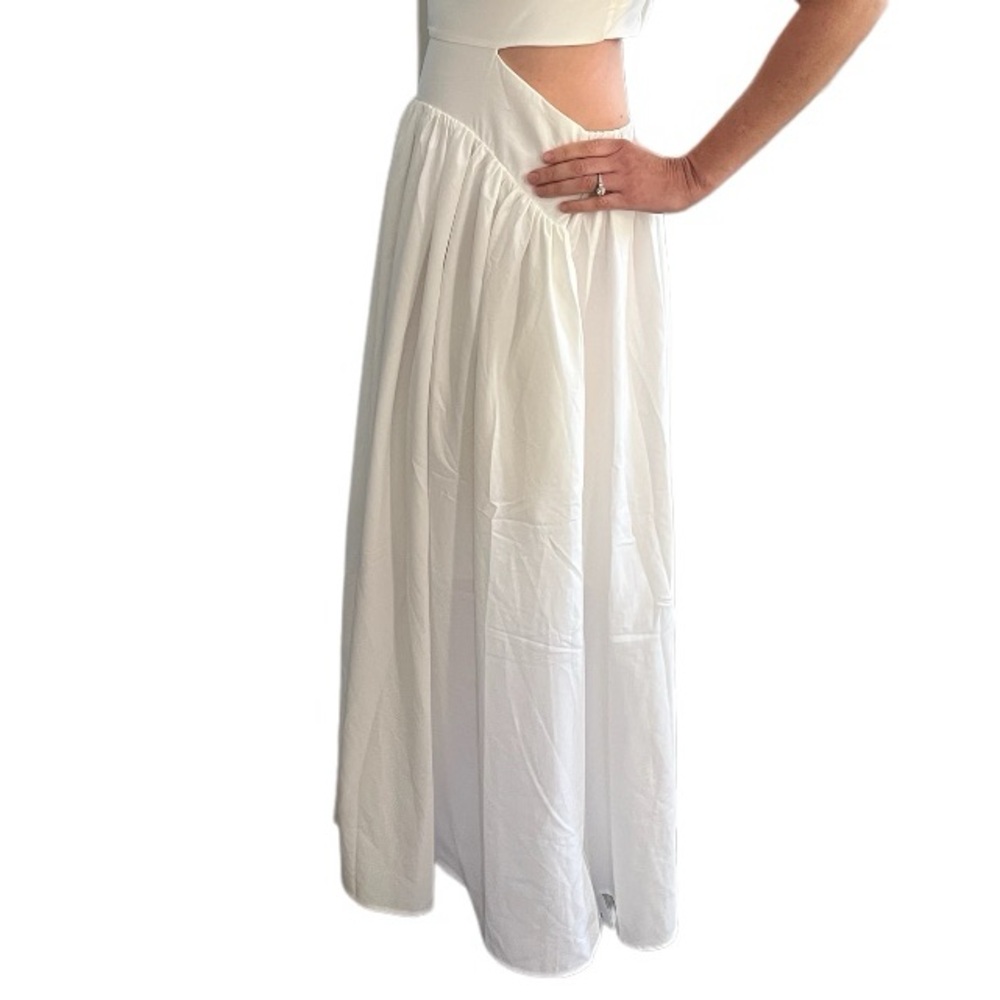 Elegant White Sleeveless Dress - Picture 7 of 13